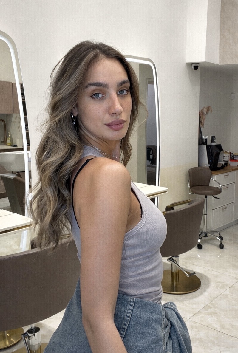 שיער גלי עם גוונים במספרה